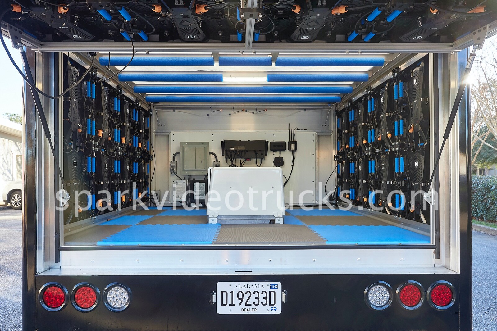 Digital mobile billboard advertising trucks with super bright LED Video / Audio