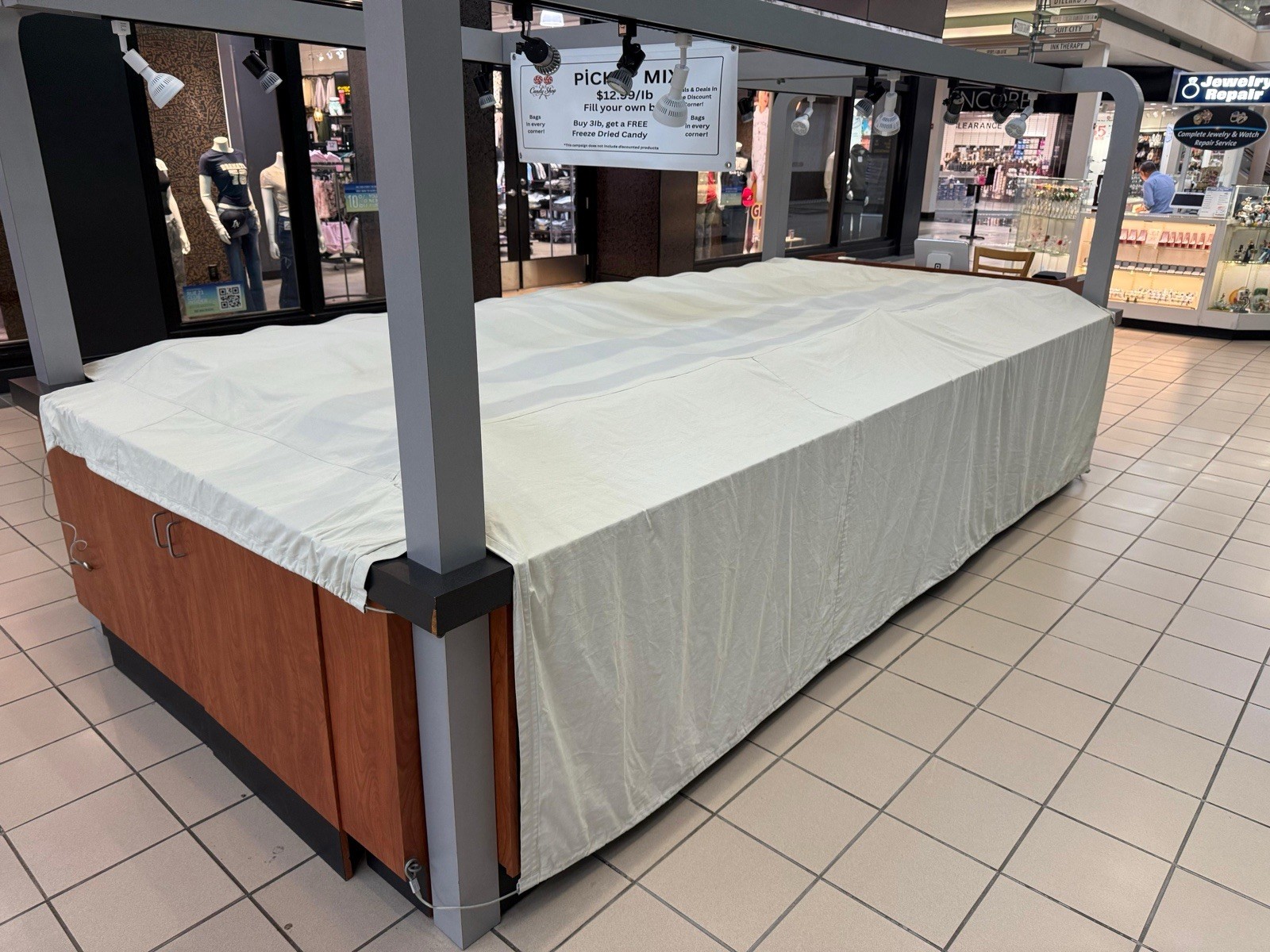 Turnkey Candy Kiosk – Complete Retail Setup – Ready to Operate