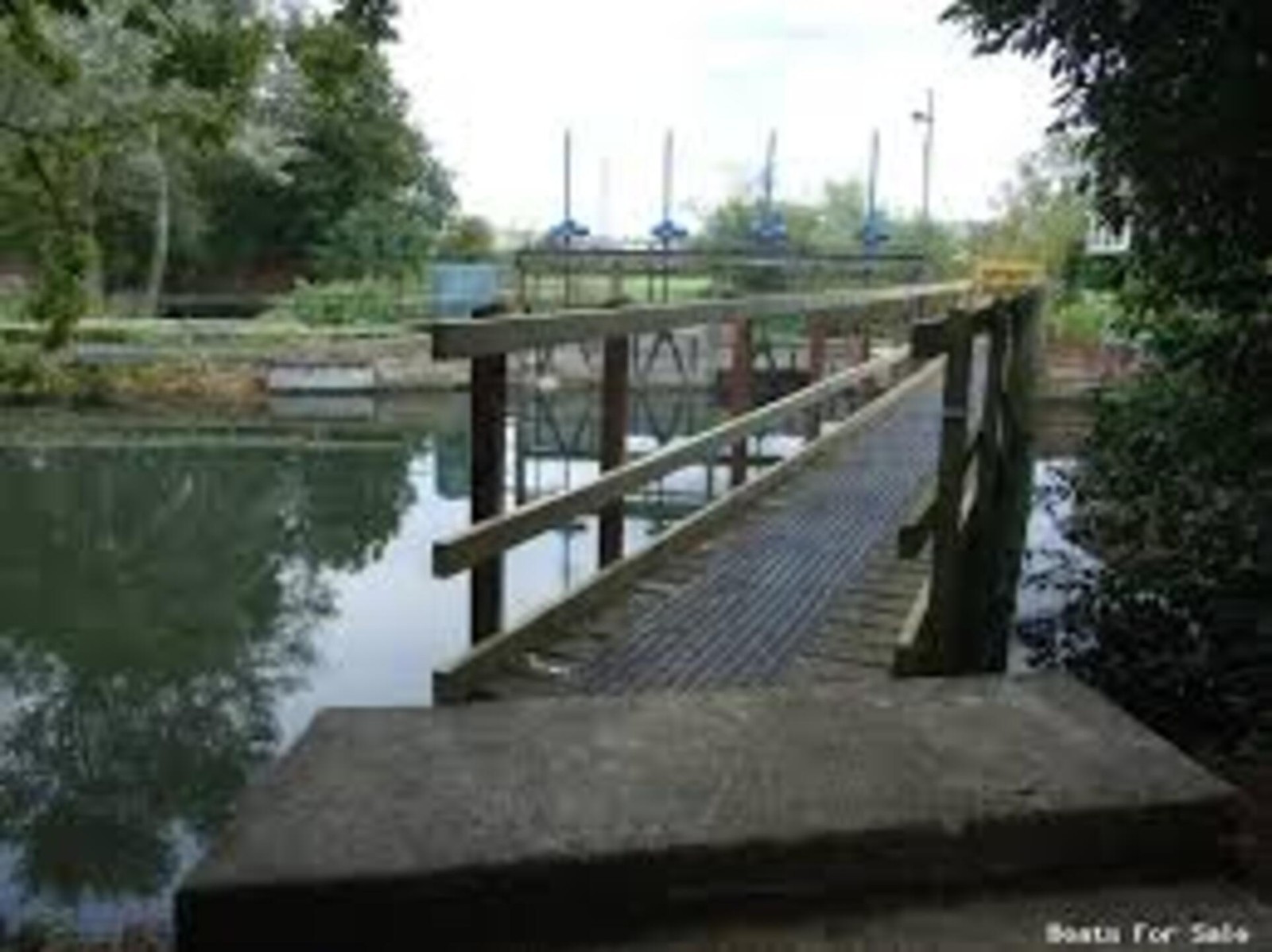 YEARLY UK RENTAL: Land Lake Hydro Crypto Property: FOR RENT: Near London Trains.