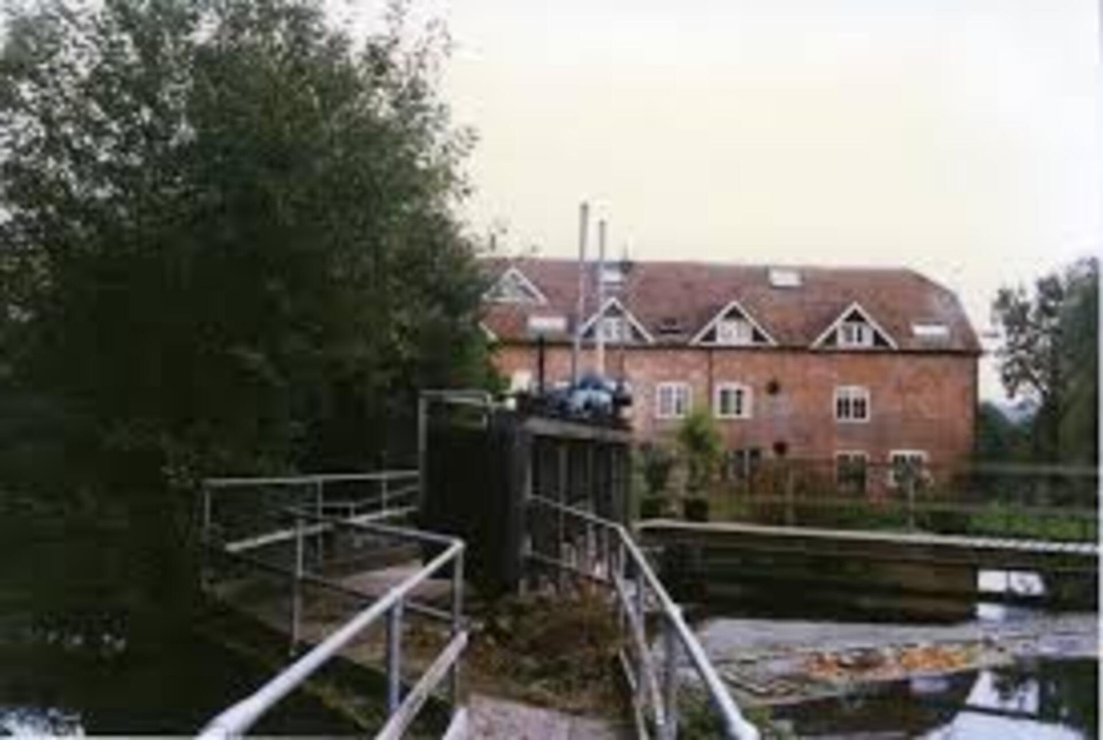 YEARLY UK RENTAL: Land Lake Hydro Crypto Property: FOR RENT: Near London Trains.