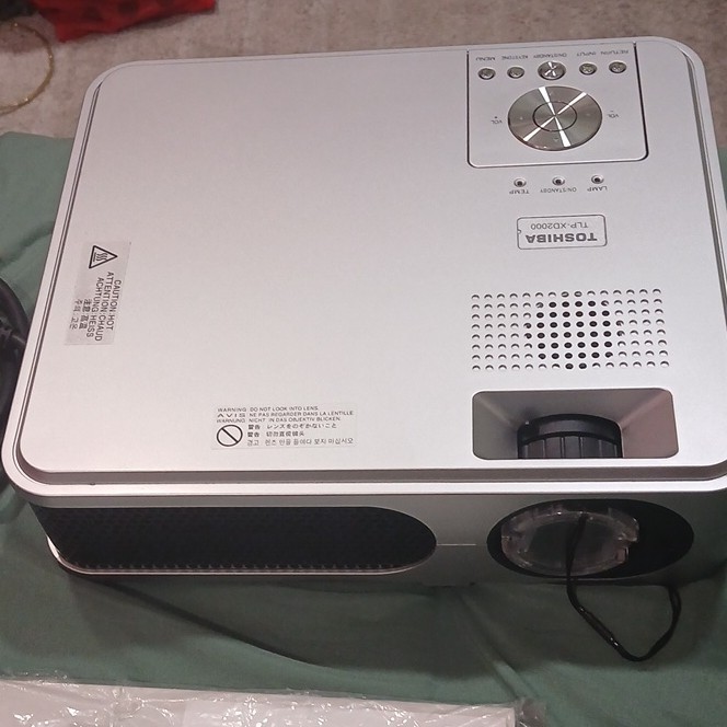 Toshiba TLP-XD2000 Desktop Projector Silver VGA Wired with Remote & Manual