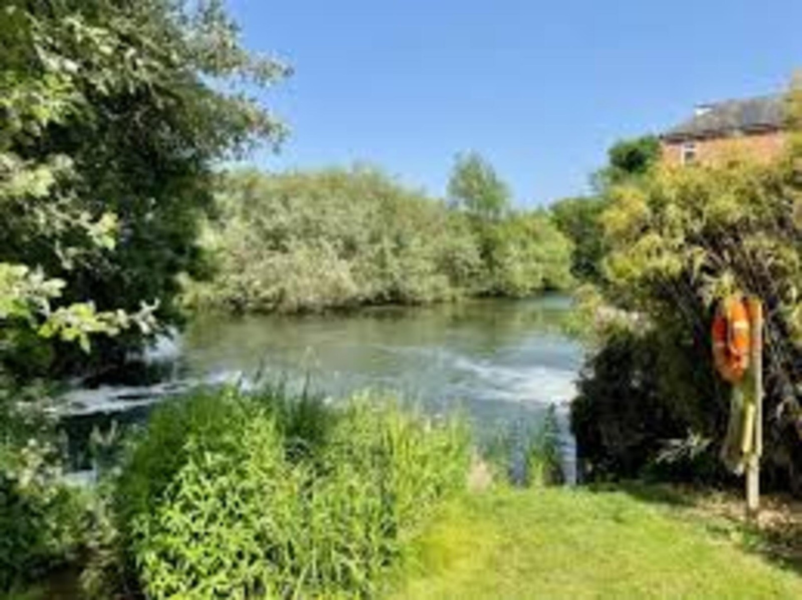 YEARLY UK RENTAL: Land Lake Hydro Crypto Property: FOR RENT: Near London Trains.