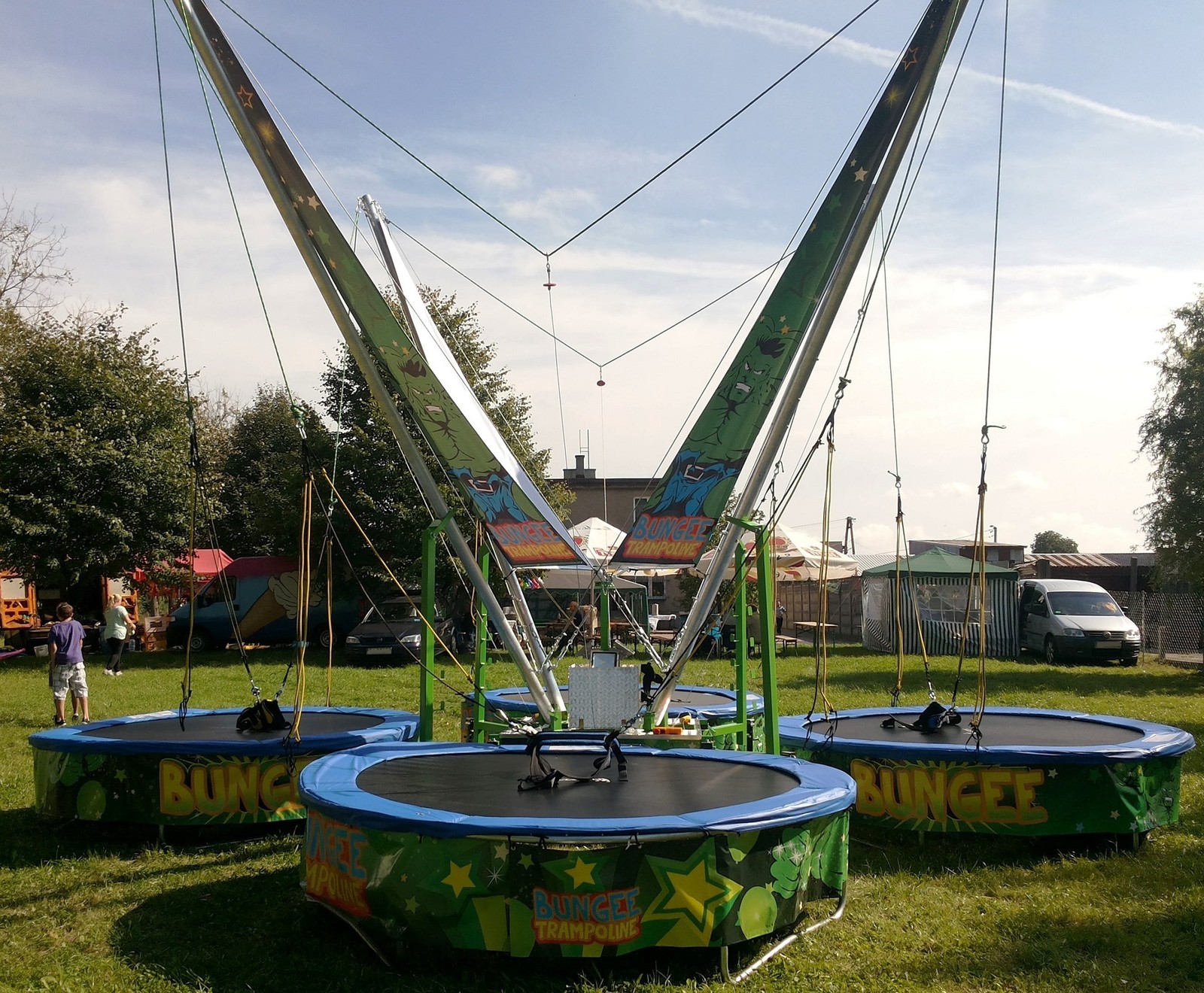 NEW FOR 2024 OUR DELUXE FULLY GALVANIZED 4 BED TRAILER MOUNTED BUNGEE TRAMPOLINE
