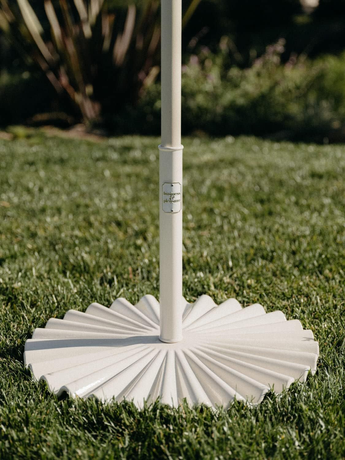 the Clamshell Base – Outdoor Patio Umbrella Base – Antique White, 55Lbs