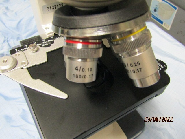 AMSCOPE WITH MOVING PLATFORM  AND WITH 4X 100X 40X 10X OBJECTIVES
