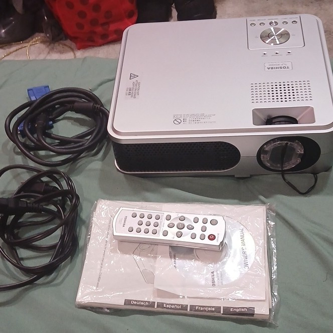 Toshiba TLP-XD2000 Desktop Projector Silver VGA Wired with Remote & Manual