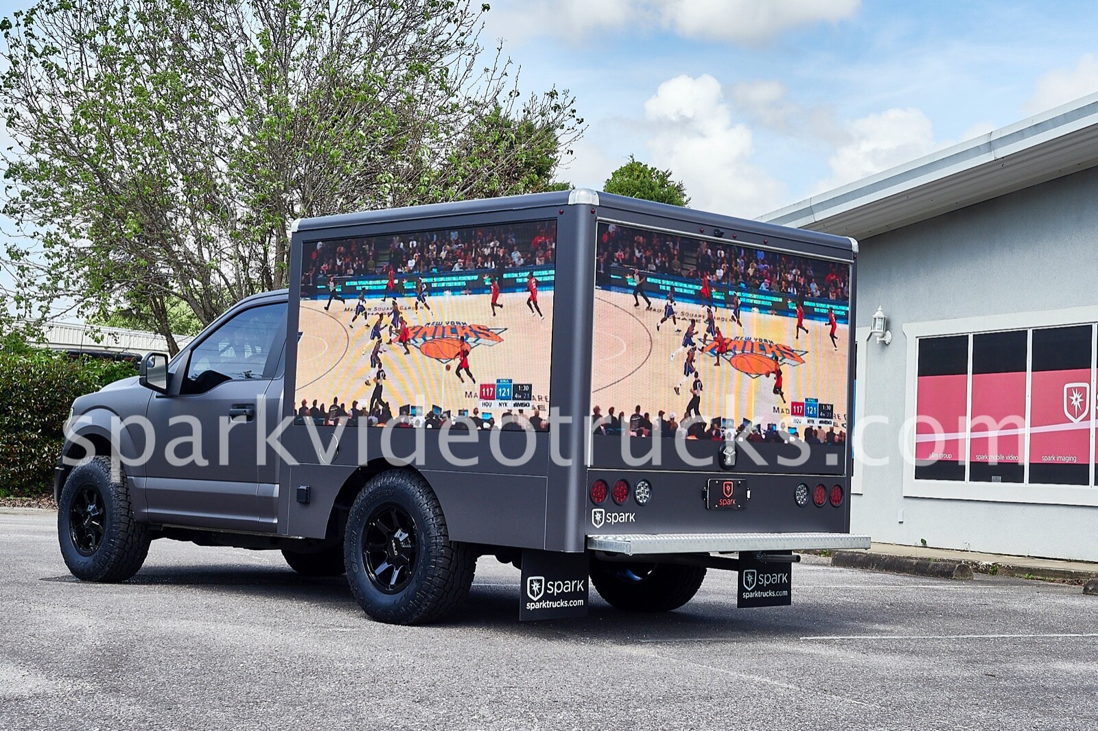 Digital mobile billboard advertising trucks with super bright LED Video / Audio