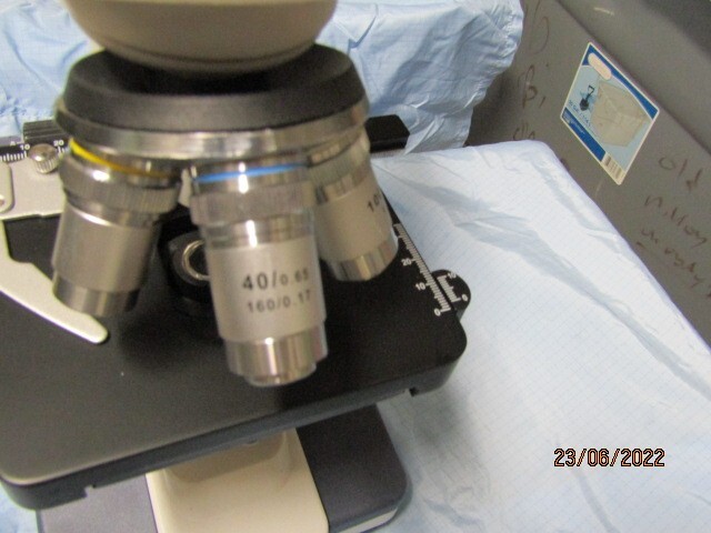 AMSCOPE WITH MOVING PLATFORM  AND WITH 4X 100X 40X 10X OBJECTIVES